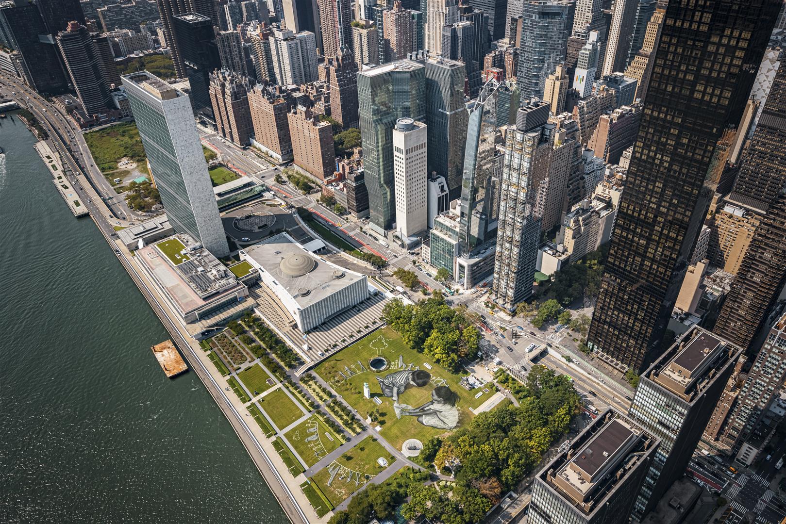 In the middle of NYC, the two children are building the world of tomorrow. Photo credit: Valentin Flauraud for Saype.